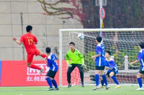 金年会官网-足球场上发生激烈碰撞,精彩纷呈的动作